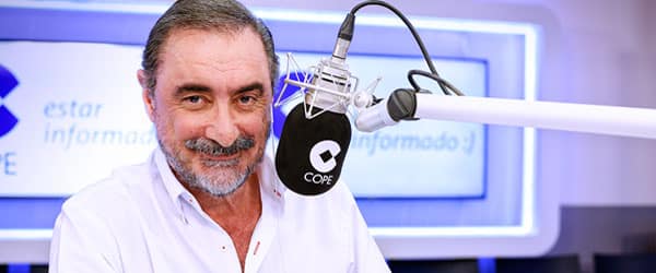 Carlos Herrera en el estudio de COPE durante una campaña publicitaria de Inforein.