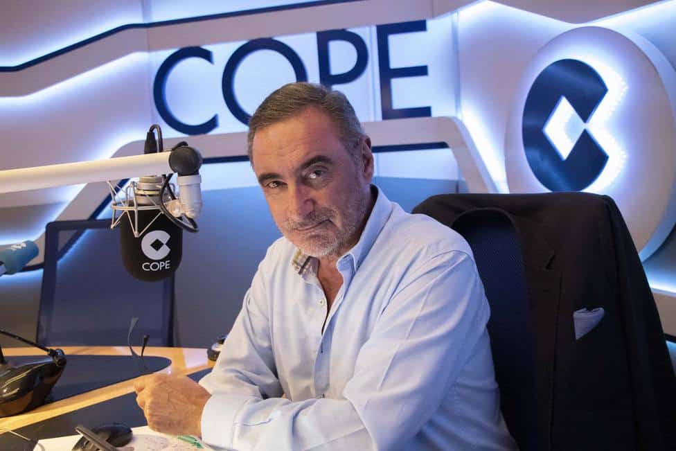 Carlos Herrera en el estudio de radio de COPE durante una campaña publicitaria de Inforein.