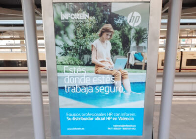 Mupi con Publicidad de Inforein en andén de estación