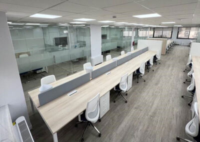 Oficinas renovadas de Inforein en Madrid con mesas de trabajo y sillas ergonómicas.
